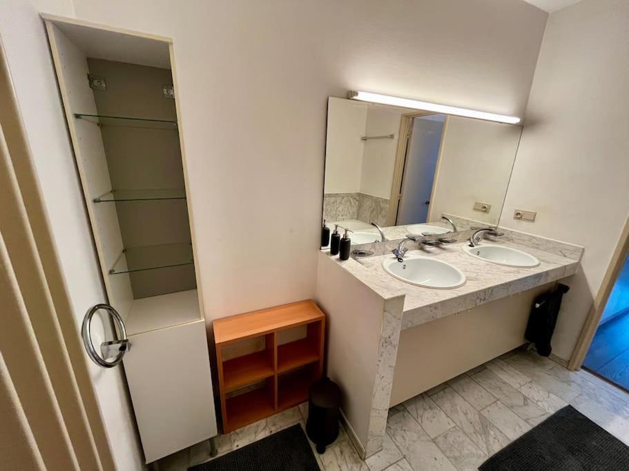 Big Apartment With Parking In 안트베르펜 외부 사진