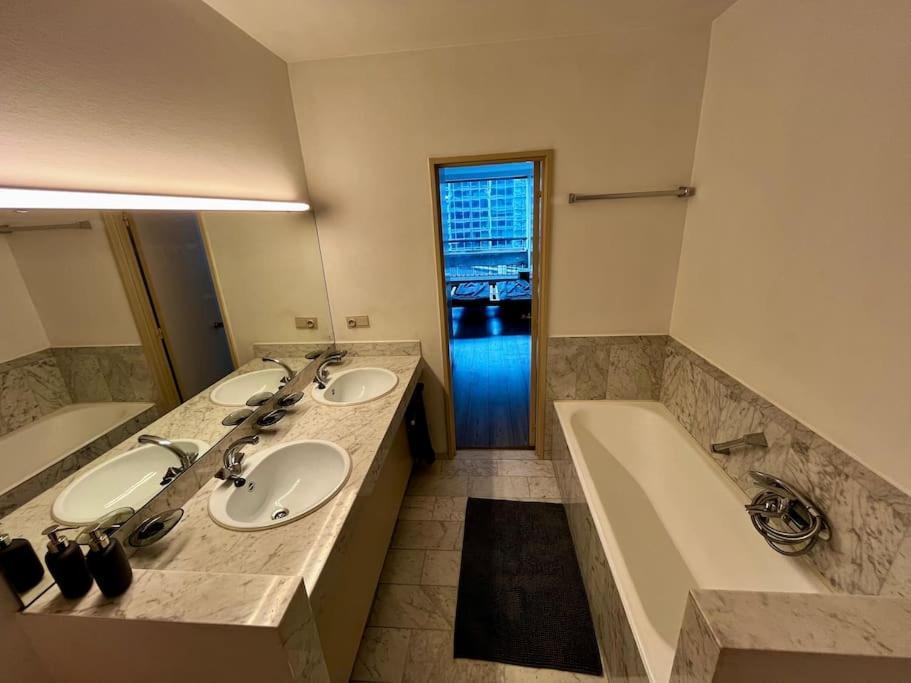 Big Apartment With Parking In 안트베르펜 외부 사진