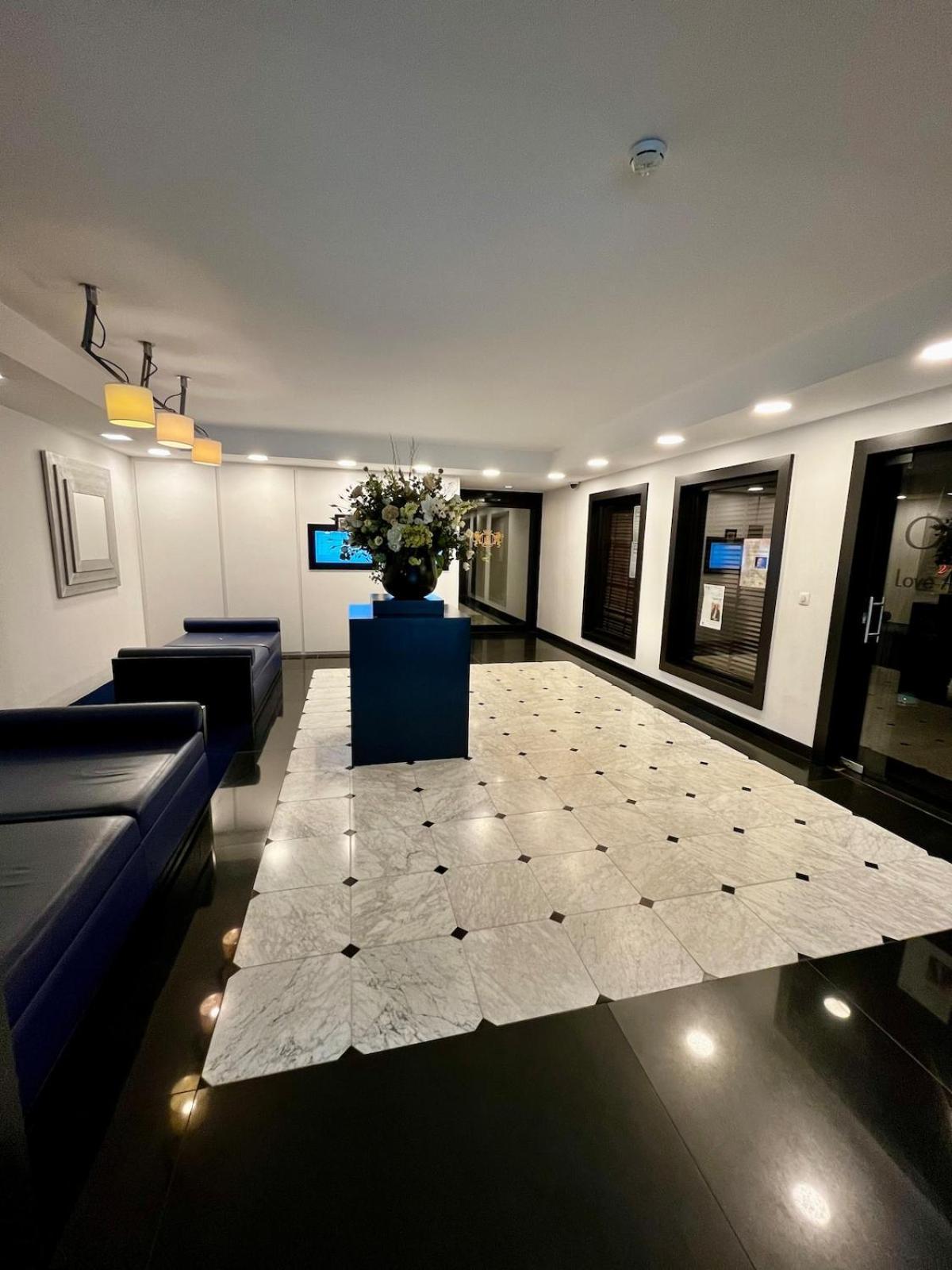 Big Apartment With Parking In 안트베르펜 외부 사진